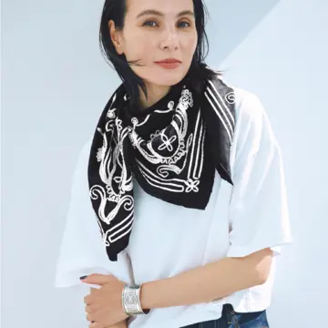 白Tシャツ×デニムパンツの定番コーデをスカーフ使いで見違えさせる！気温28℃｜9/8(月)【50代の毎日コーデ】