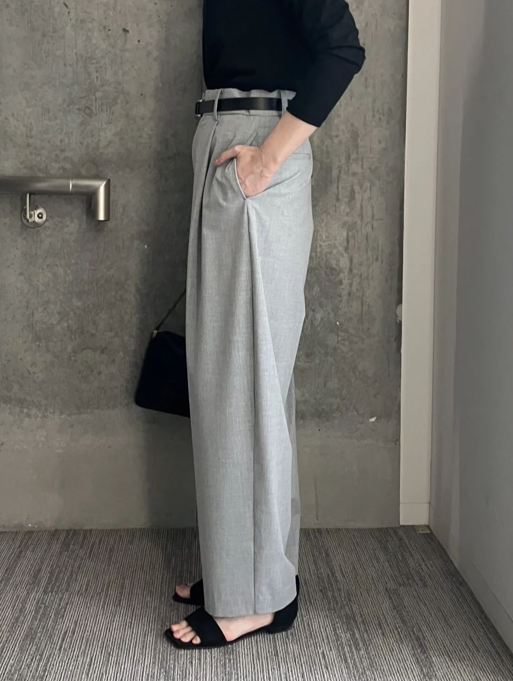 M7days タック入りカーヴィーパンツ 横から