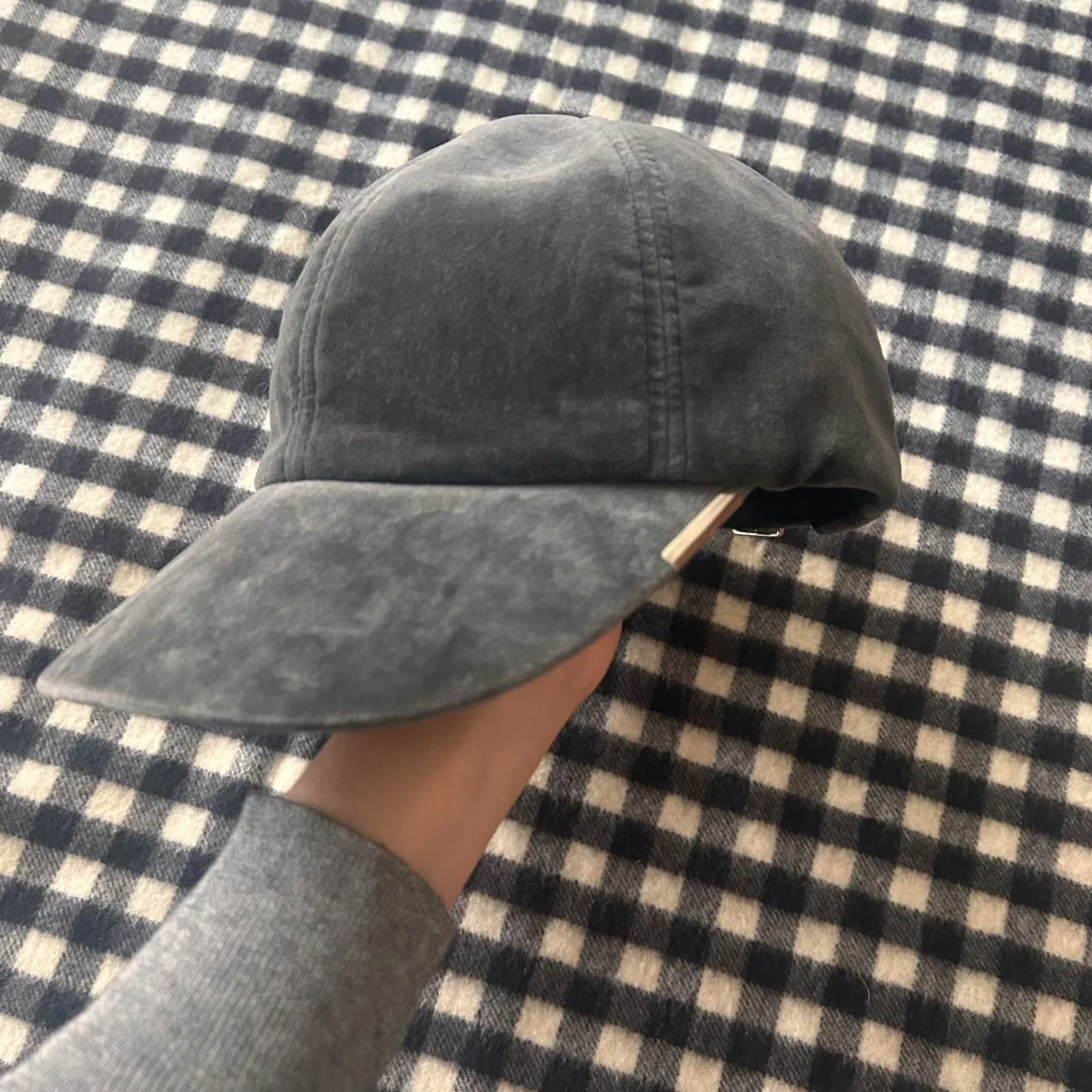 エントワフェインのグレーのキャップ　横から見たところ