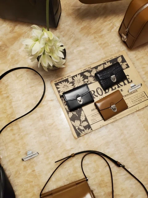 TOUT Y EST レザーバッグコレクション 店内ディスプレイ