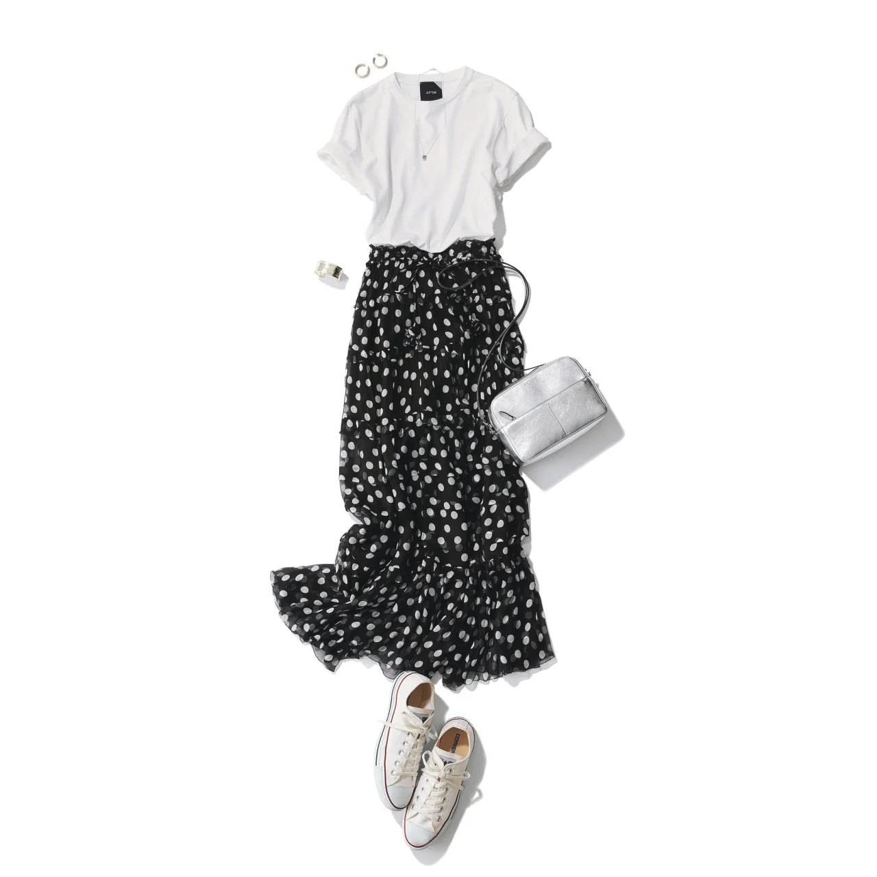 白コンバース×ドット柄スカート＆Tシャツのファッションコーデ