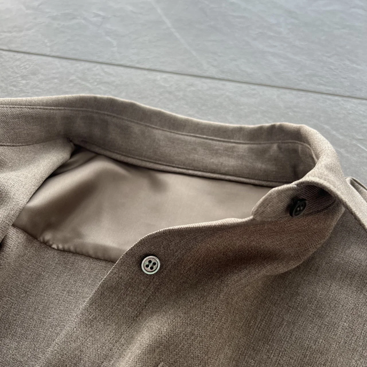 ツイード風シャツ　ベージュ　襟もと