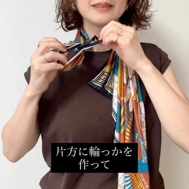 保存版！40代からの“シンプルなのにオシャレ見え”スカーフアレンジ3選_1_4-3