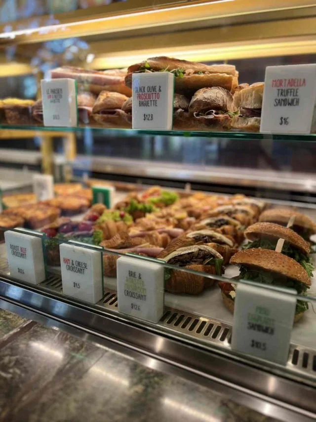 クロワッサン以外にサンドイッチ類も豊富です。