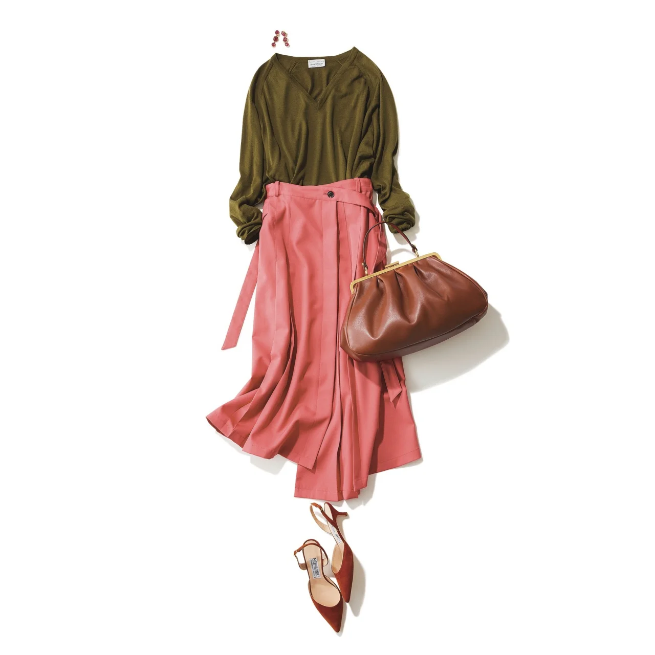 カーキニット×ピンクスカートのファッションコーデ
