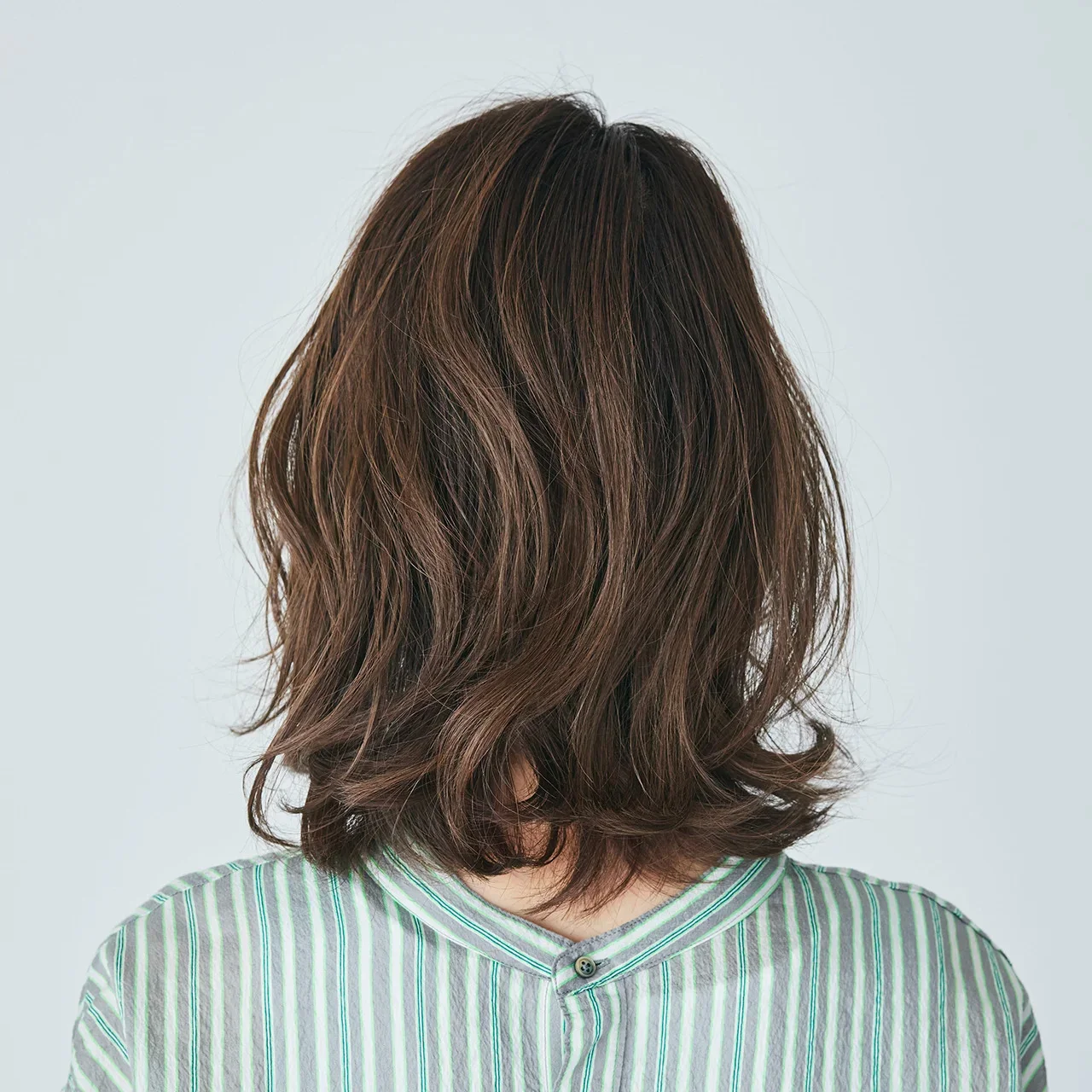後ろから見た人気ミディアムヘア2位のヘアスタイル