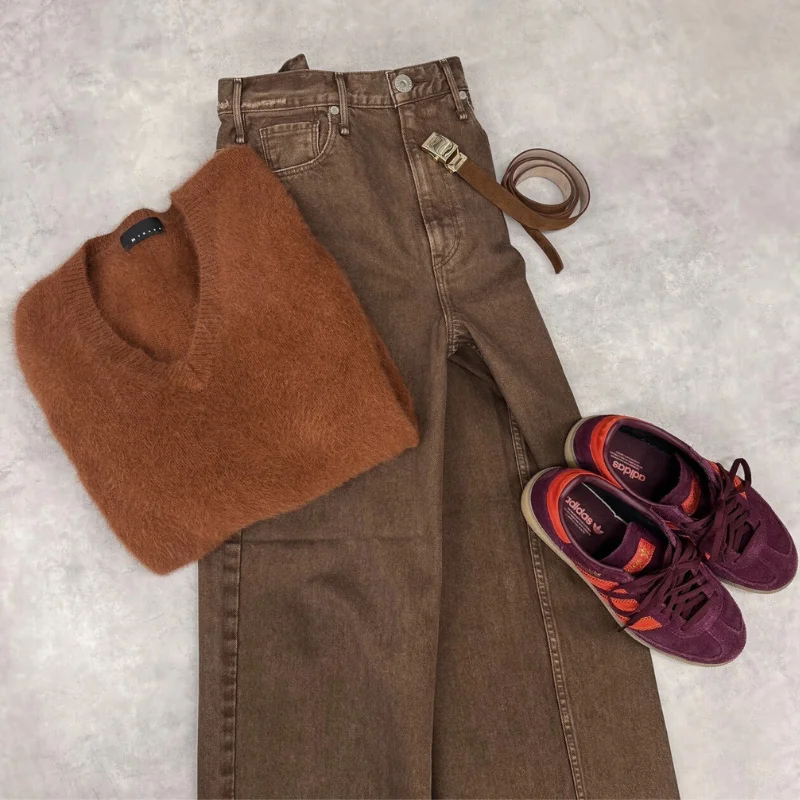 アッパーハイツ　チョコレート色のストレートデニム、キャメル色のニット、赤いアディダススニーカーのコーデ