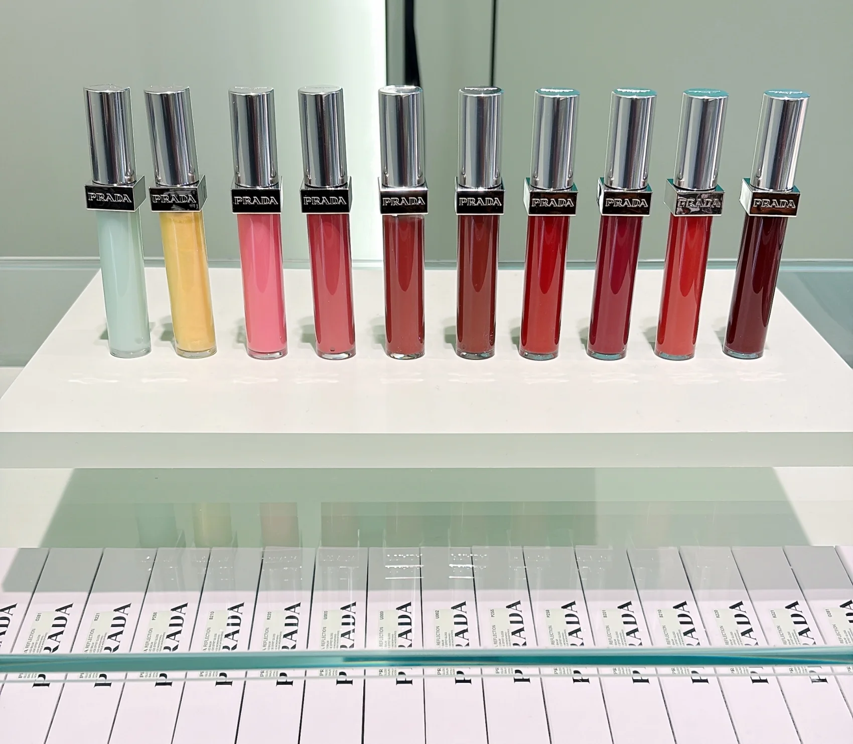 新作コスメ　プラダビューティ　リップグロス　PRADA　全カラーの写真