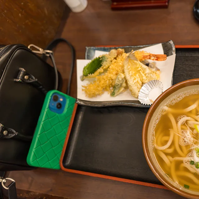 CHRISTIAN VILLA のレザーバッグコーデ　