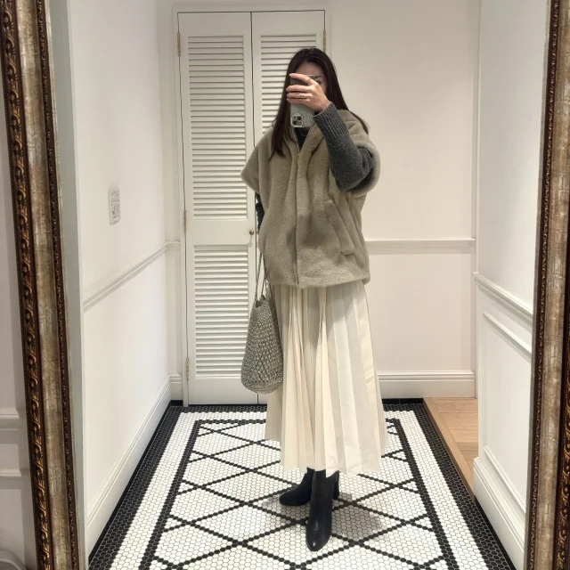 最近届いたAdeのファーベスト。スカートは去年か一昨年のウィムガゼット。