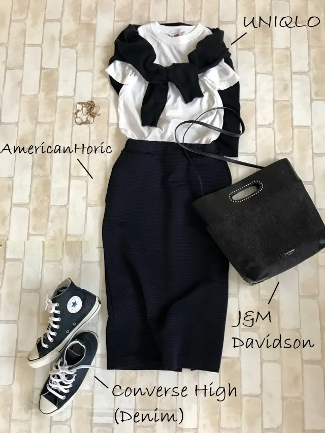 黒コンバースのハイカットスニーカー×Tシャツ＆スカートのファッションコーデ