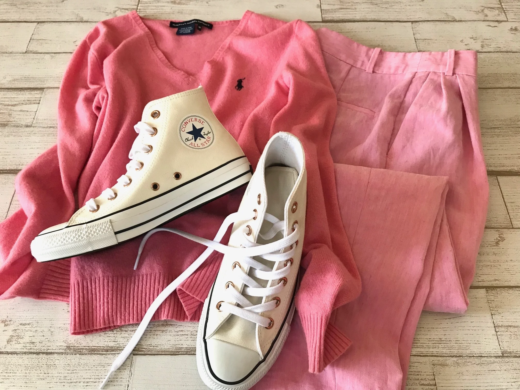 白コンバースのハイカットスニーカー×Tシャツ＆ローズピンクのワントーンファッションコーデ