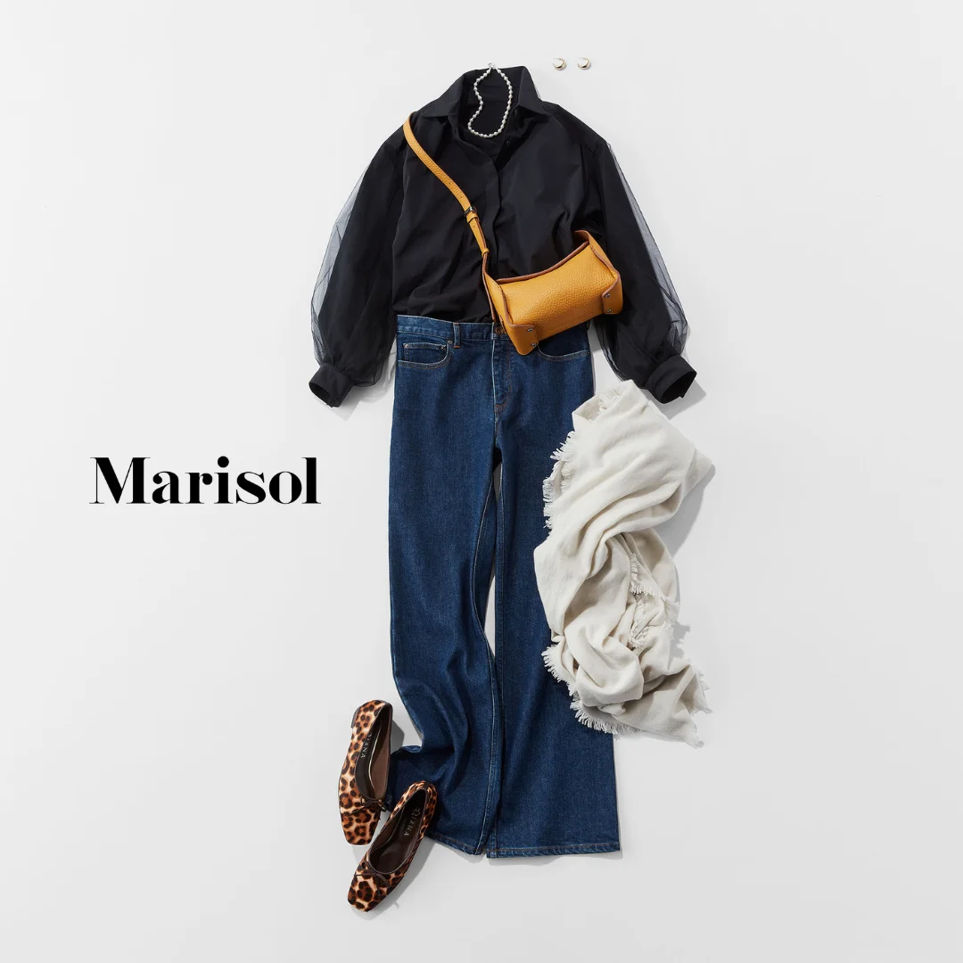 40代ファッション 黒シャツ×デニムパンツ×ストール×フラットシューズコーデ