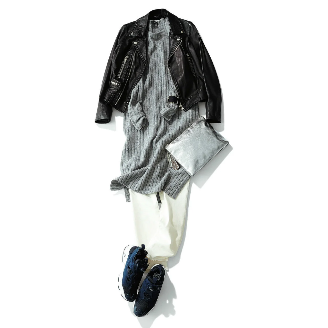 ネイビースニーカー×ライダースジャケット＆白デニムパンツのファッションコーデ