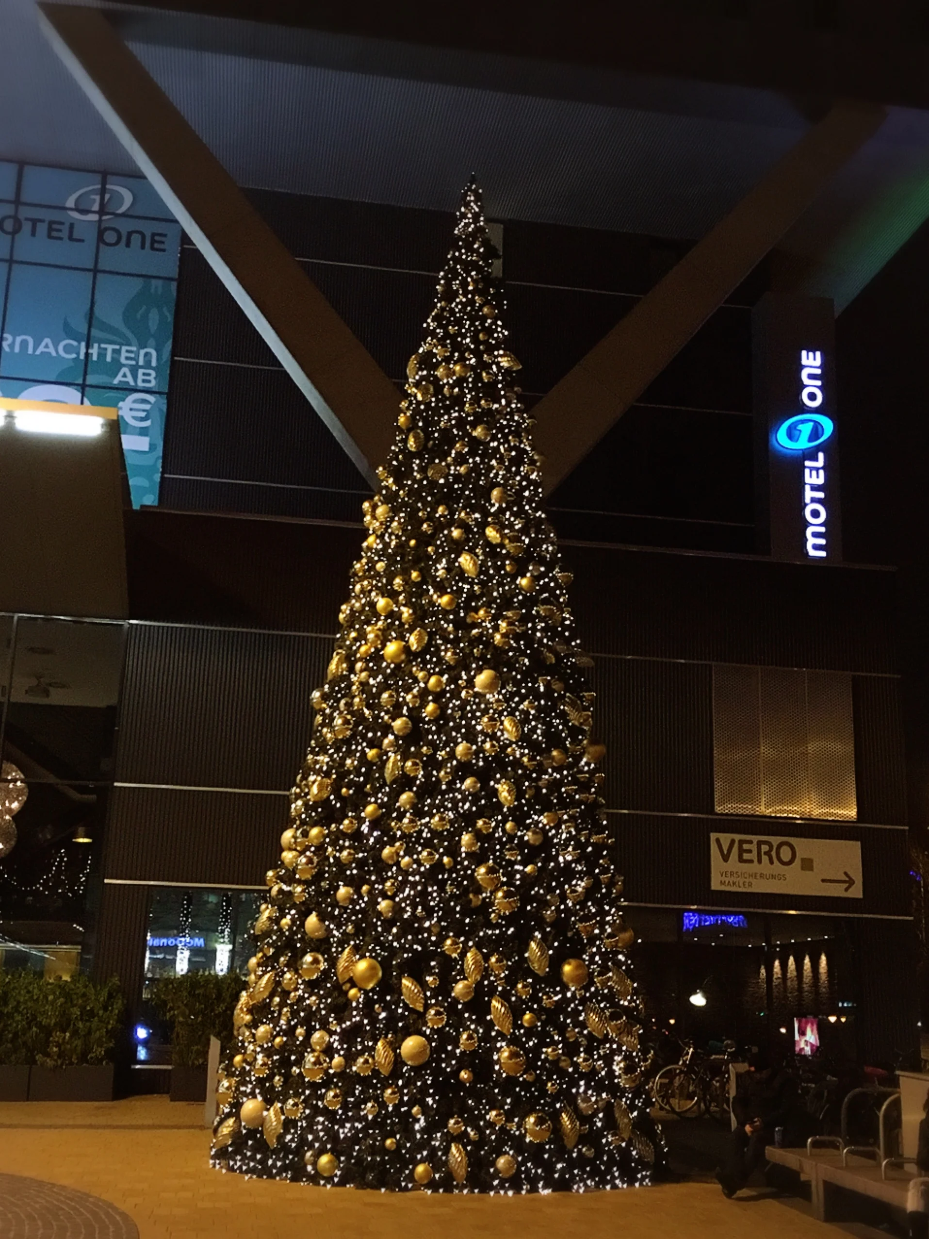 今年のウィーン西駅の巨大クリスマスツリー_1_4