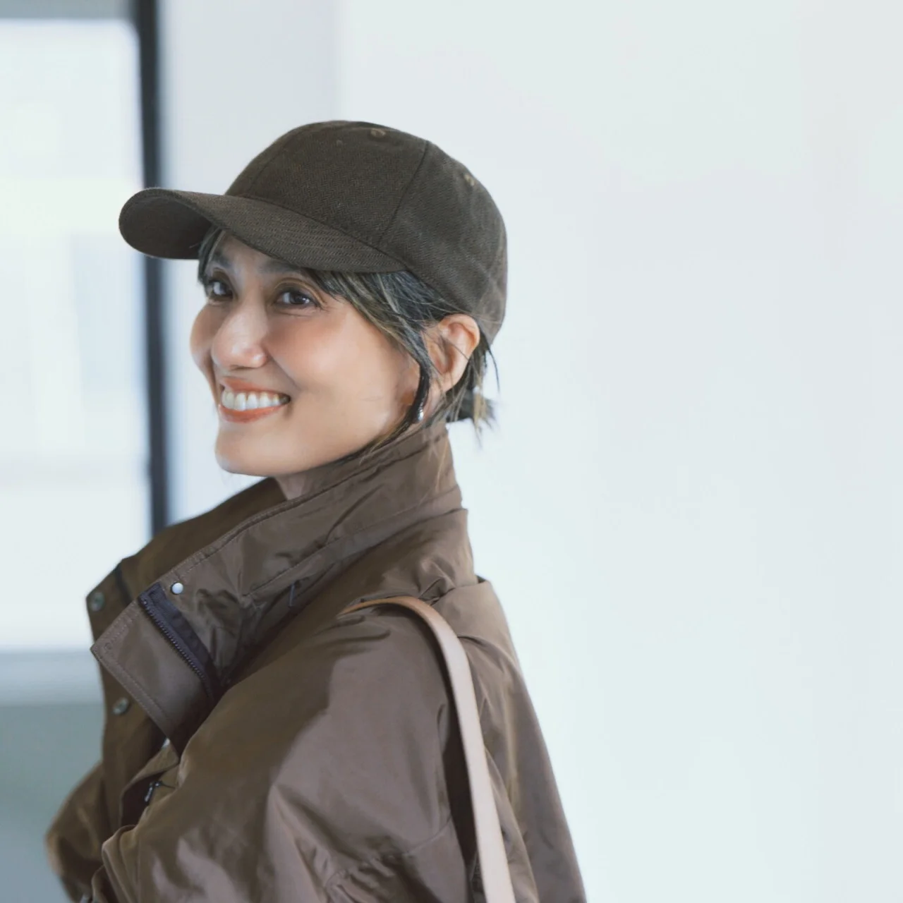 坪田あさみ　カオス　プリズムライトブルゾン　キャップ　コーデ