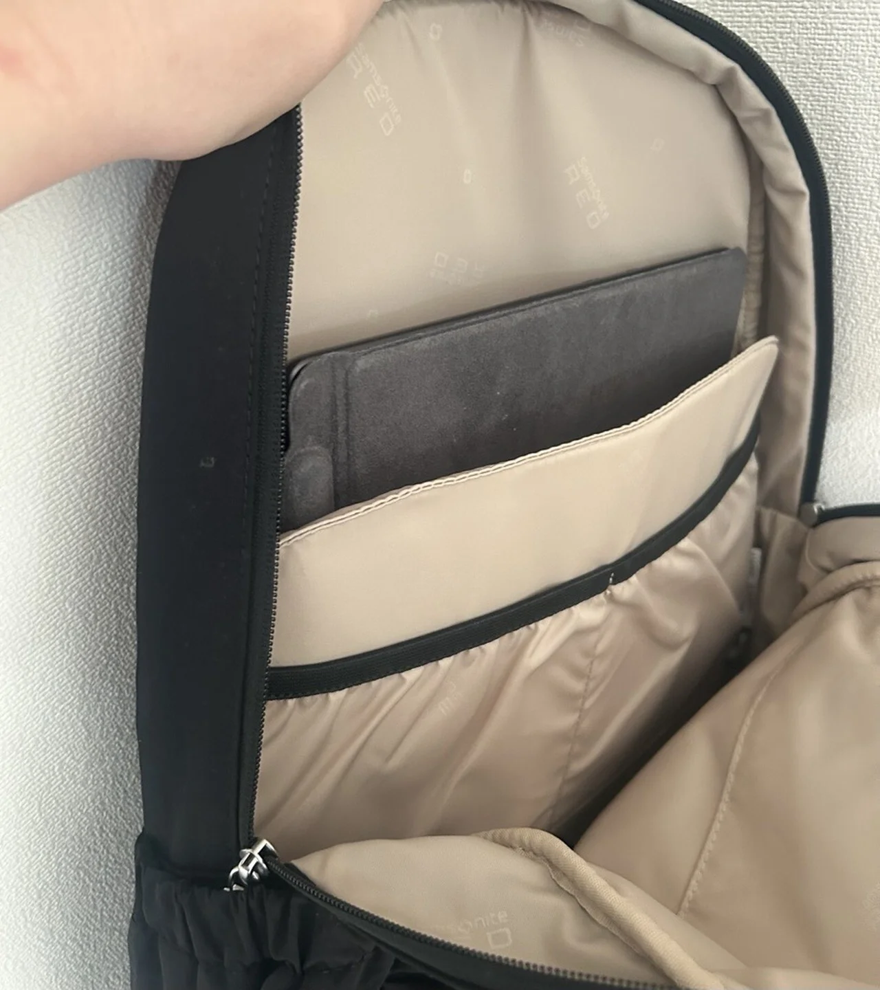 サムソナイト・レッドの黒いリュック　中のポケットディテール