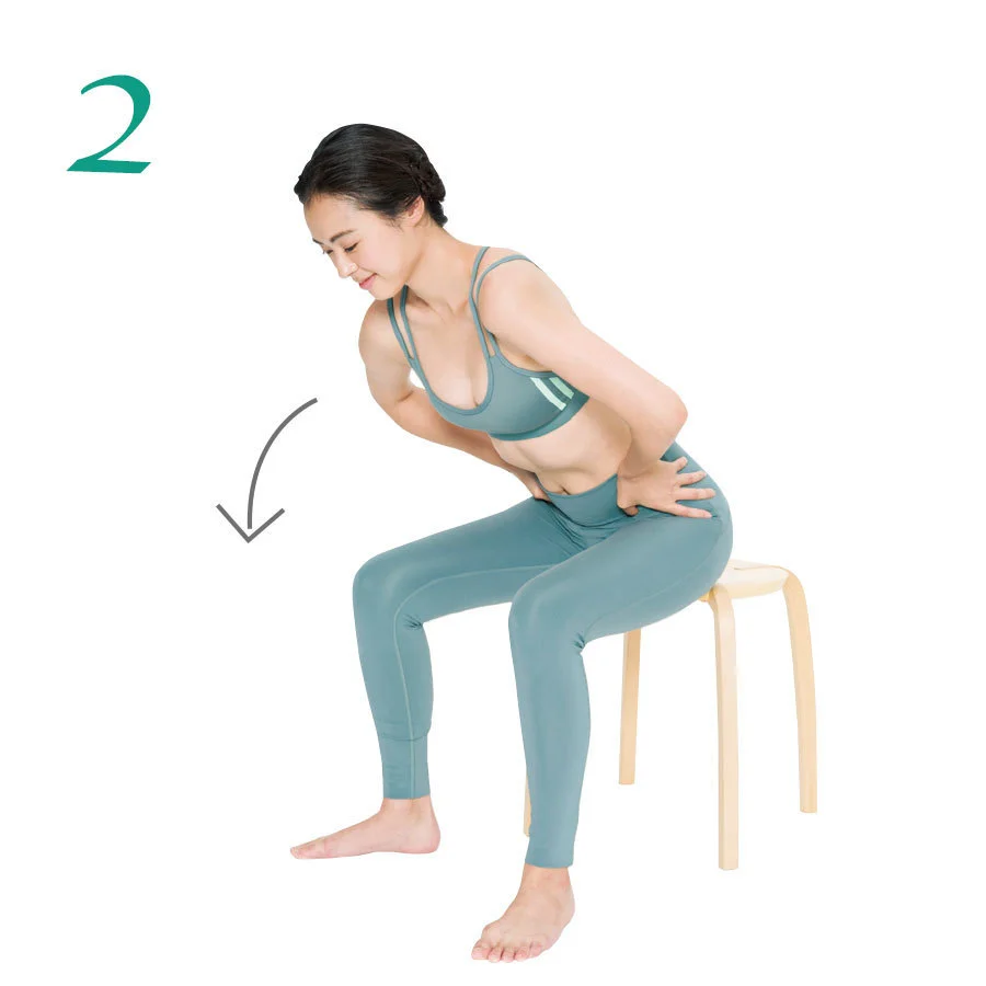 2.指を腰骨に沿って徐徐に内側にずらしていき、上体を指の方向に倒しておなかに圧をかける。1カ所2回。