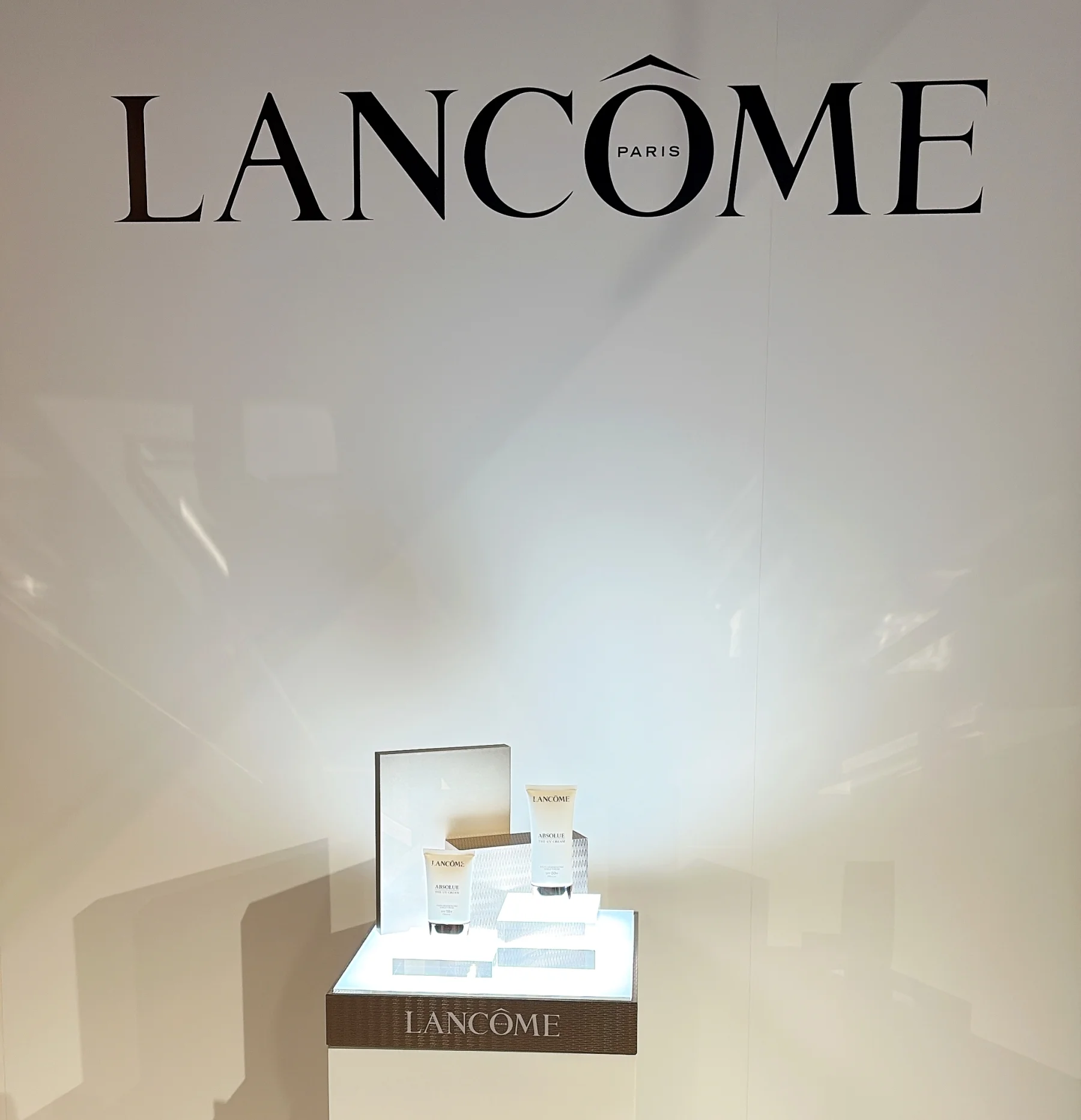 2026　春　新作コスメ　LANCOME　“絶対”（Absolue）という名を冠したランコムの最高峰シリーズ「アプソリュ」。希少なランコムローズの生命力を最大限に活かしつつ、常に最新のテクノロジーを搭載。60年以上にわたり、世界中の人々を夢中にし続けてきたエイジングケアラインです。   そのアプソリュのUVクリームが、発売から12年の時を経て進化。毎シーズンのようにUVケアの最新名品を世に送り出し続けているランコムが、その最高峰ラインをリニューアル