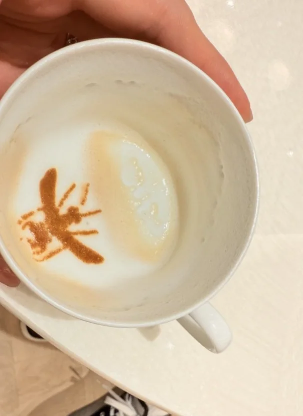 ラテアートの蜂