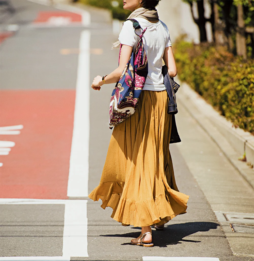 スタイリスト福田亜矢子が提案。フラットサンダルでラフに楽しむ 「ふんわりロングスカート」