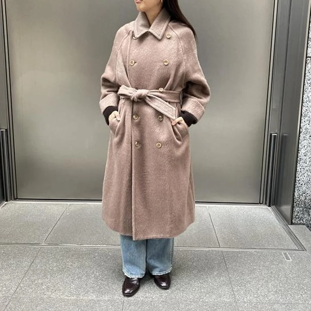 徳原文子×クチュール ド アダム　前ボタンを閉じたロングコートのコーデ　　正面