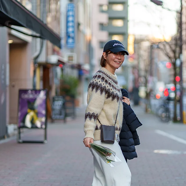 batonerニットのコーディネート　capehorn ダウンコーデ　40代きれいめコーデ　50代きれいめコーデ　ホワイトパンツコーデ