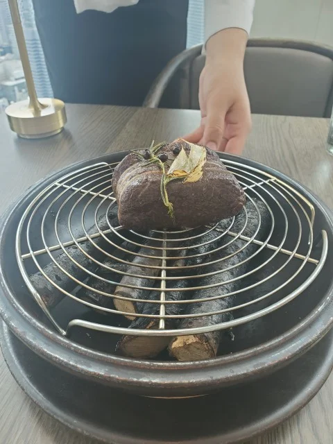 サーブされる前のスモークされた蝦夷鹿