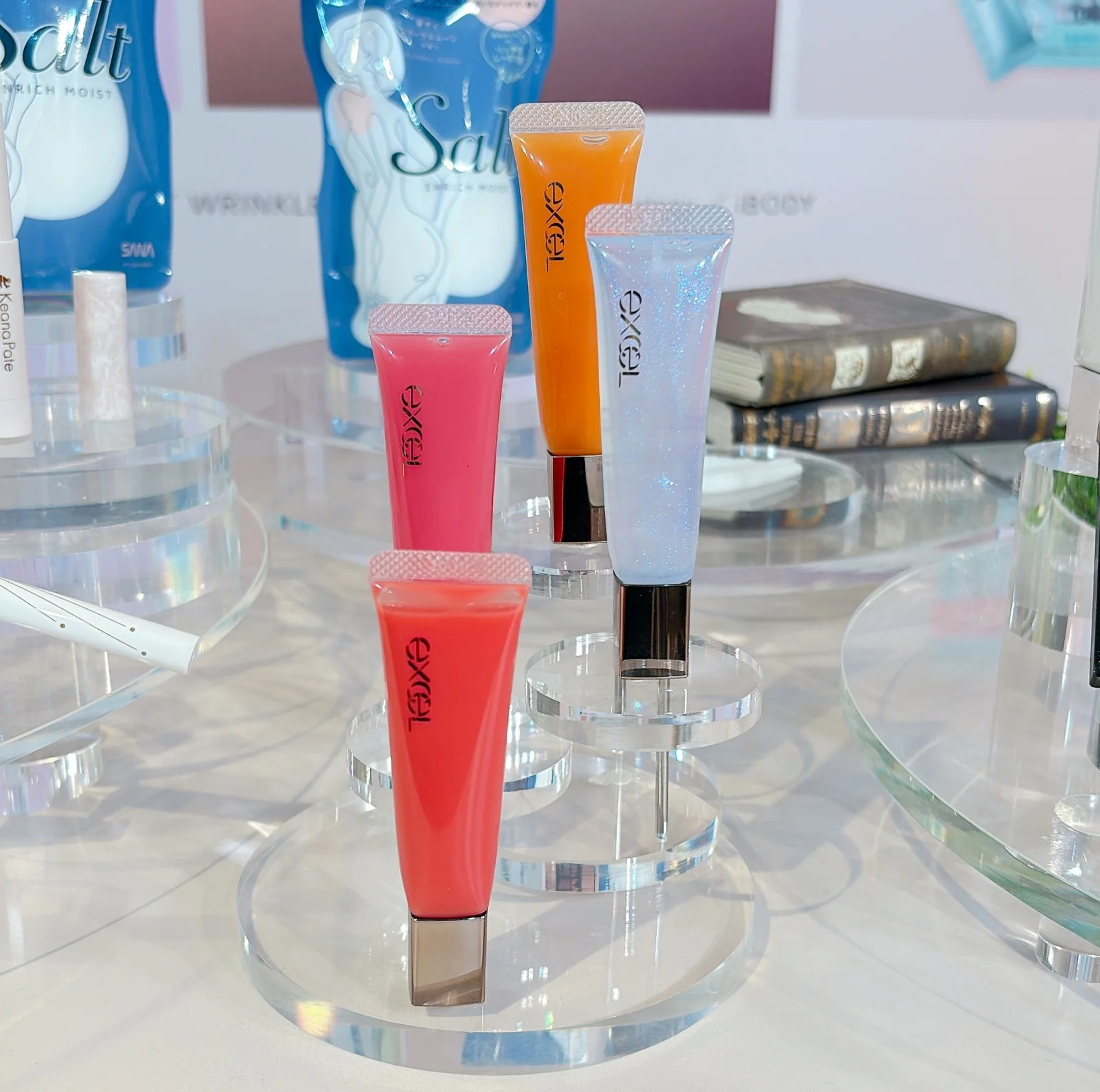 2026　春新色　エクセル　excel エクセルからは、リップの新作も発売に。パンプフルドロップは、むっちりとしたボリューム感のある唇へ導くトリートメントグロス。これがまた、厚みのある仕上がりで唇のたてジワをごまかすのにぴったりなんです。リップケア美容液に着想を得た処方なので、ケア面でも大満足。  ちょっと血色感を仕込めるコーラルやピーチピンク、オレンジに加え、きらめきを仕込んだクリアブルーも。リップケア代わりに持ち歩くのにも理想的な形とプライスです。   エクセル パンプフルドロップ 全４色 各￥1760／常盤薬品工業（サナ）＜１月13日(火)発売＞