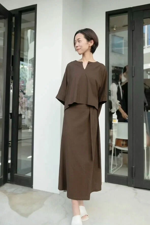 残暑でも秋を先取り! カラー・小物・素材でつくる「晩夏→初秋コーデ」【40代ファッション】_1_11