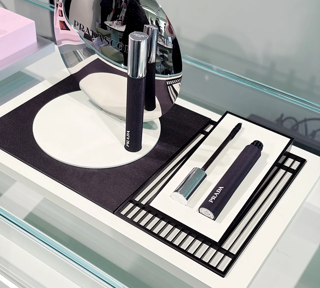 2025 新作コスメ スコープ ラッシュ エクステンディング ボリューム マスカラ ¥6380/プラダ ビューティ PRADA 発表会の写真