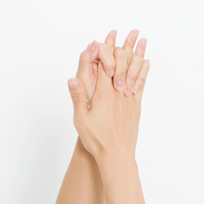3.両手の指を組み合わせてギュッギュッと握り、指の側面を刺激。握る位置を指のつけ根のほうから指先へとずらしていき同様に刺激。1カ所3回。