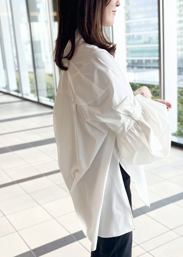 大人フェミニン派の春、白シャツ着回し。