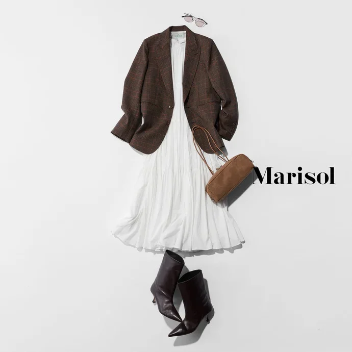 ラッフルブラウスとデニムのコーデ