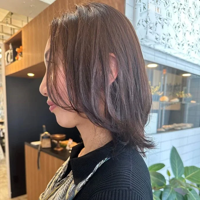 横から見た 40代人気ミディアムヘアスタイル9位の髪型