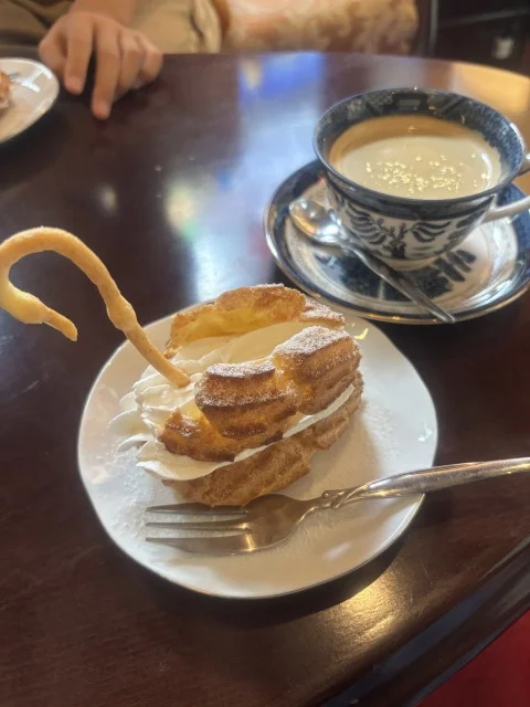 旅行プランについていたシュークリーム。クリームメロンソーダも別日にいただきました！