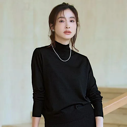 エムセブンデイズ　ショート丈ハイネックニット　コーデ