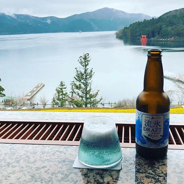 芦ノ湖畔の成川美術館で見つけた青いビール。雪をまとった富士山のように見える！
