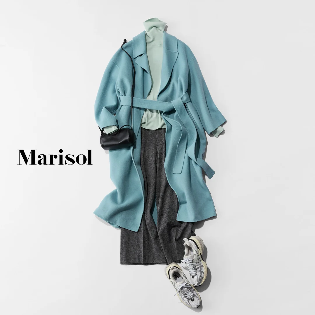 40代ファッション コート×タートルネックニット×パンツ×バッグ×スニーカーコーデ