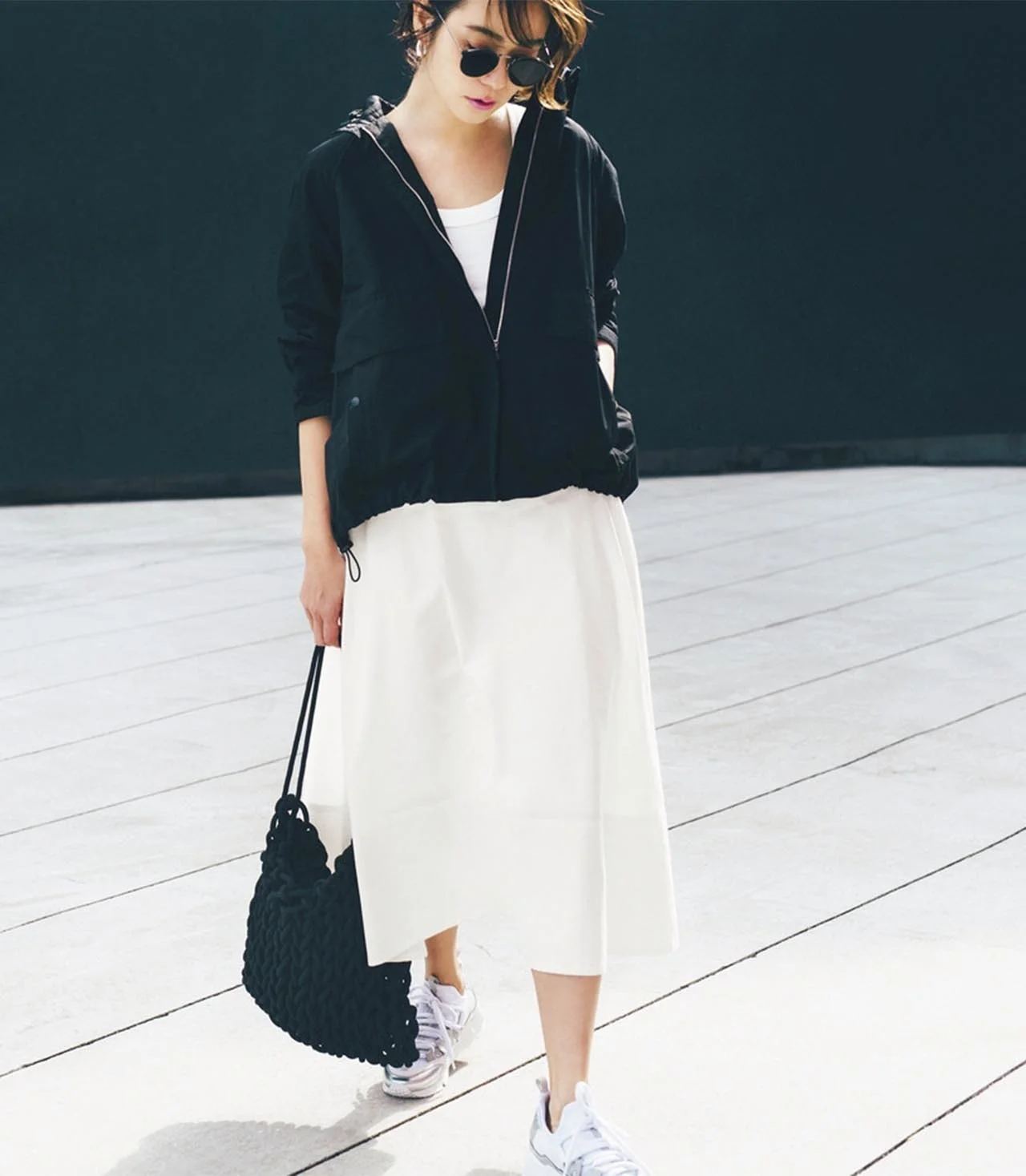 ■黒のフーテッドジャケット×白のスカート×スニーカーコーデ
