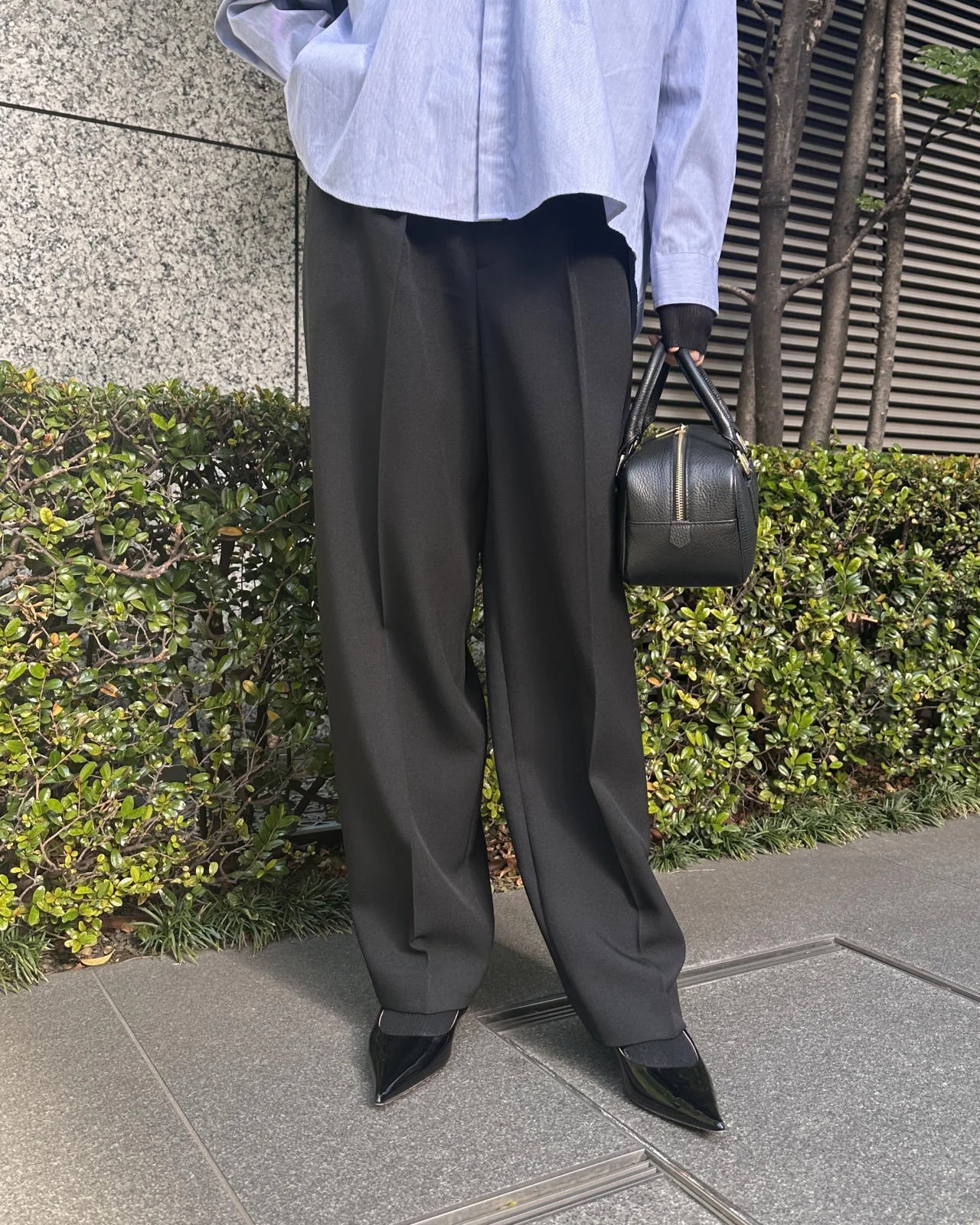 ツイード風腰高見えタックパンツ　ブルーのシャツとのコーデ　正面