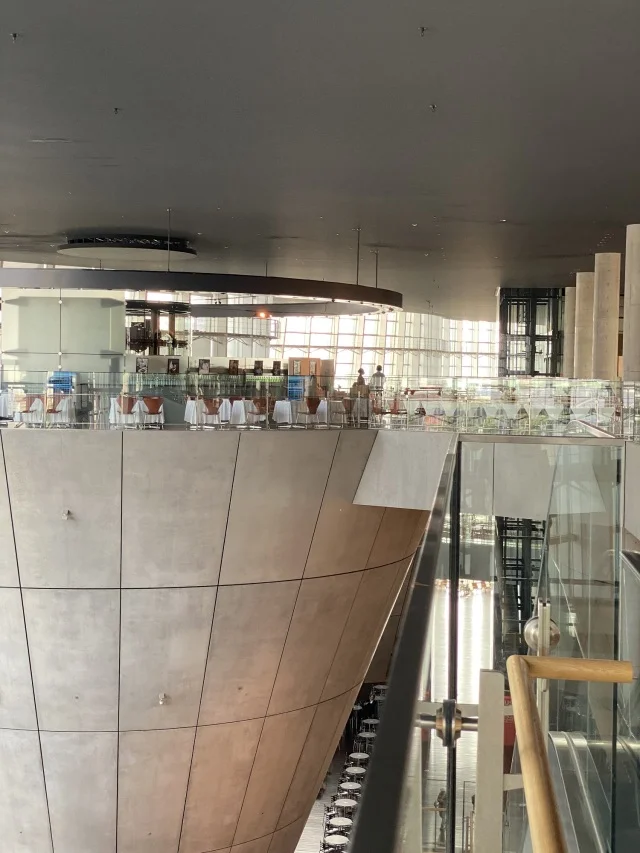 巨大なコンクリートコーンの上に浮かぶレストラン。建築家の黒川紀章氏がこだわった、芸術空間における「食」が楽しめる。