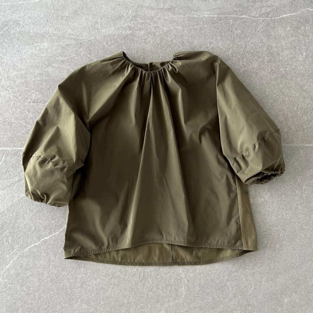 ドッキングTシャツ カーキ　コーデ