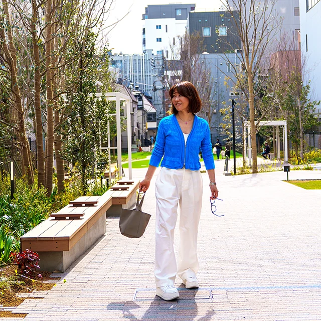 パンツ/ TABASA　カーディガン/ Ray BAEMS　バッグ/ PELLE MORBIDA 　40代カジュアルコーデ