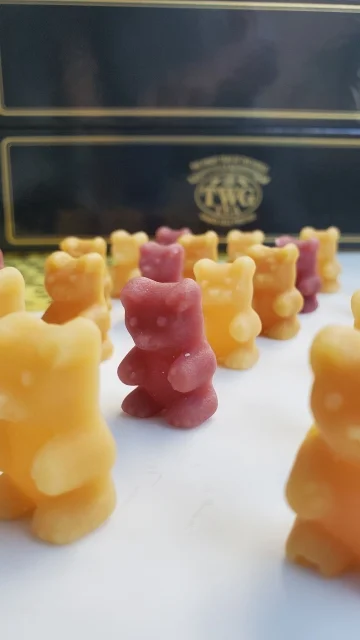 ジンジャー&amp;レモン、マンゴー&amp;オレンジ、ラズベリー&amp;バニラの3種のTea Teddies。テディベア型のカラフルなグミが並ぶ。