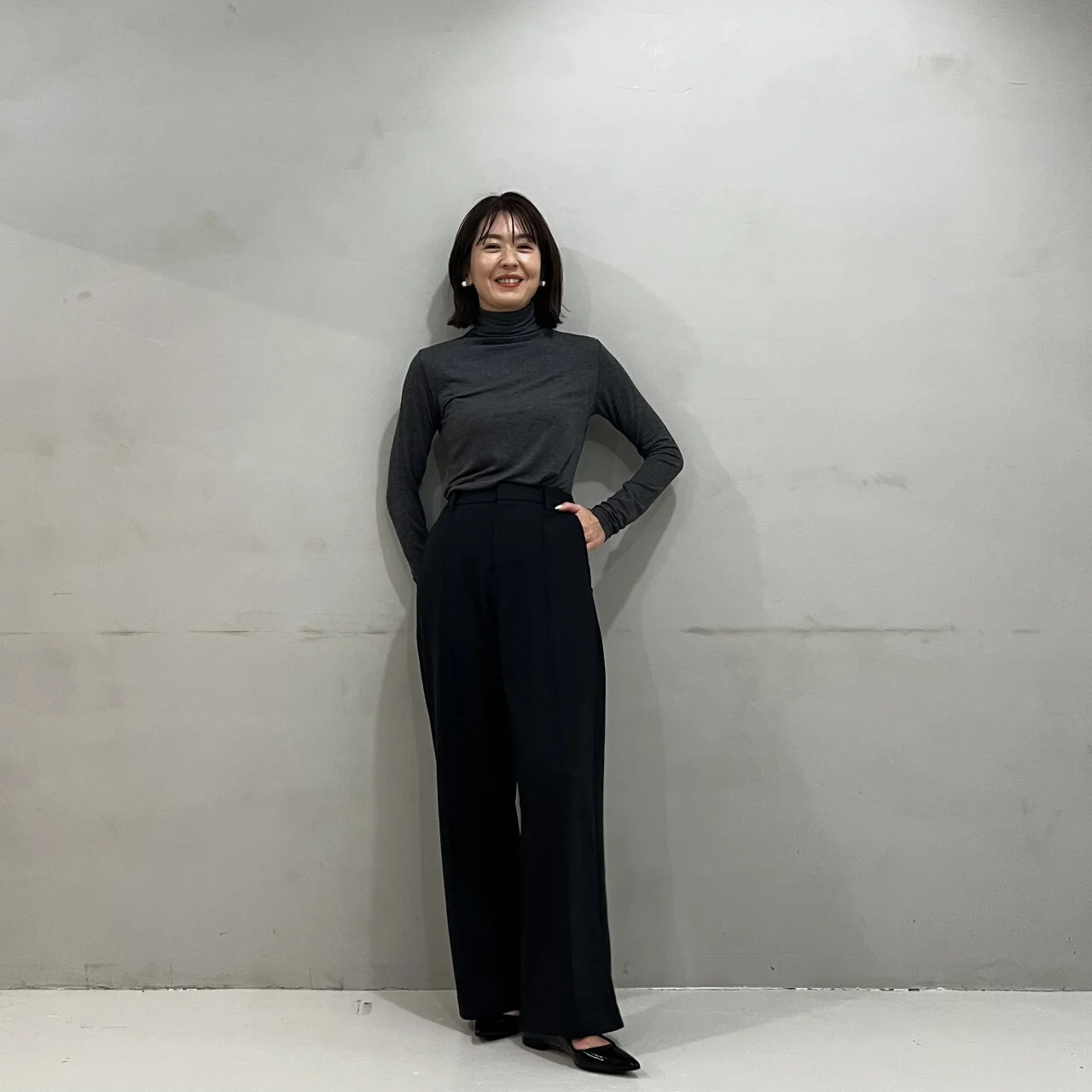 グレーのタートルと黒パンツのコーデ