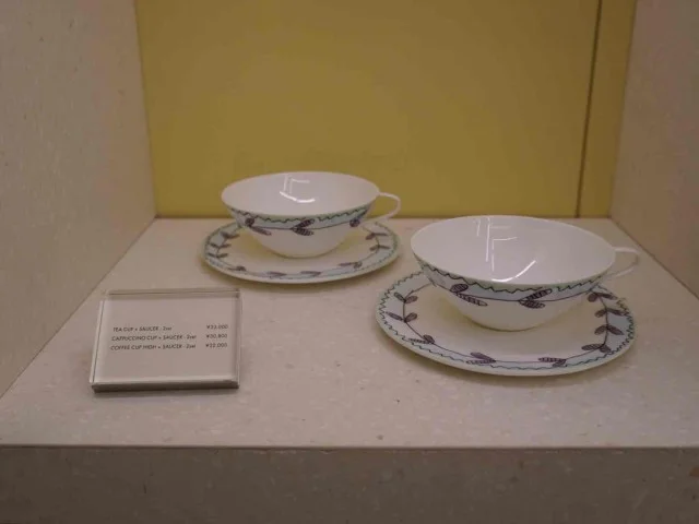 店内で購入できるカップ＆ソーサー。