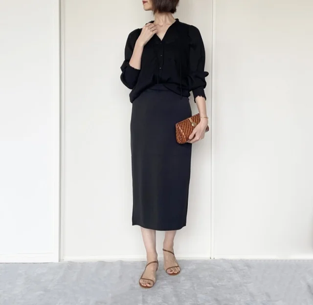 ユニクロ優秀スカートと素材感で楽しむブラックコーデ：今日の服【40代 私のクローゼット】_1_1