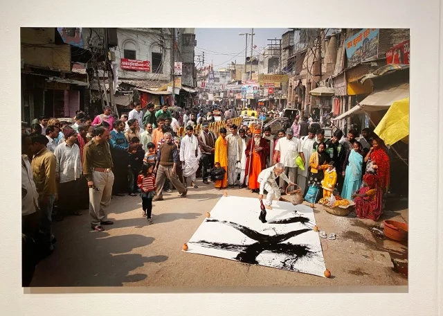インドの街中で突然揮毫したという「大地」の書。誰も写真など取らず、自分の目で見てやろうという周囲の人々のエネルギーを感じたという。