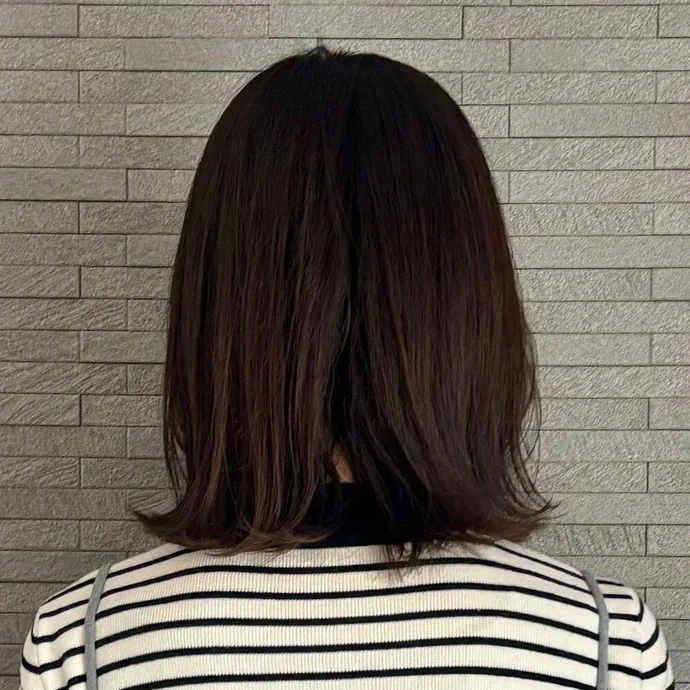 後ろから見た　40代人気ミディアムヘアスタイル９位